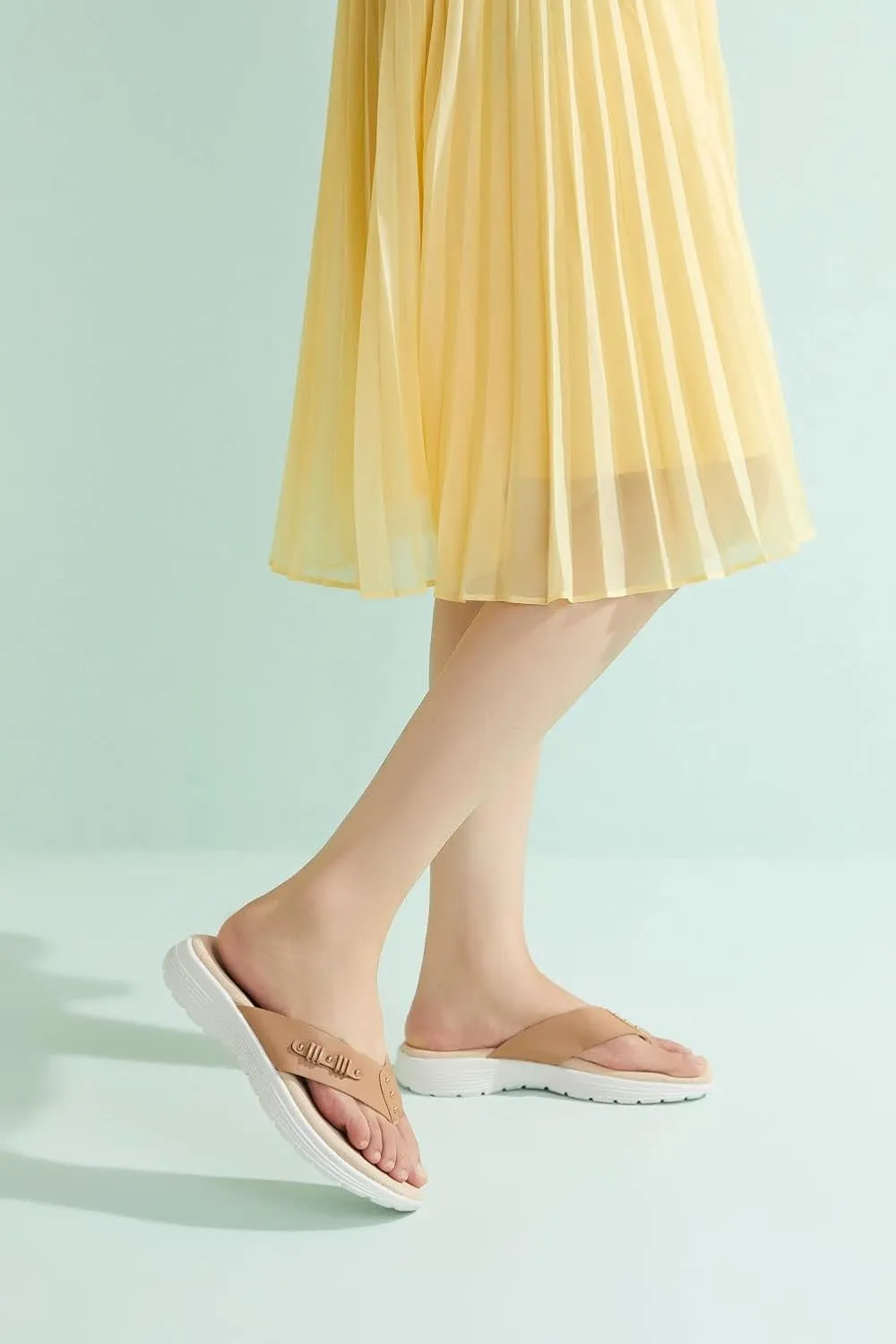 LRECHEU Wedge Flip Flops Sandals for Women, Lightweight Casual Thong Sandals Like Walking On Clouds