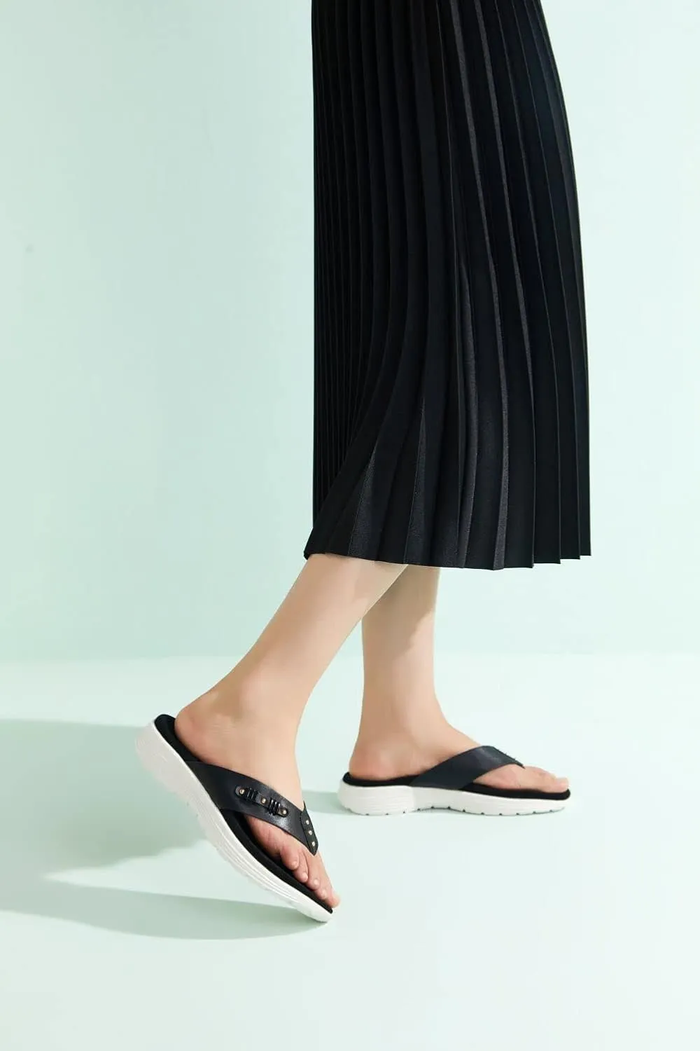 LRECHEU Wedge Flip Flops Sandals for Women, Lightweight Casual Thong Sandals Like Walking On Clouds